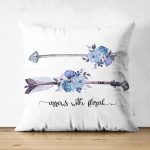 - Suet-K-2486 - Realhomes  Mavi Ok Çizimli Çiçek Desenli Dekoratif Çift Taraflı Süet Yastık Kırlent Kılıfı Realhomes