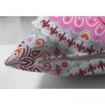 - Suet-K-2541-2 - Realhomes  Çiçek Halkası Motifli Modern Dijital Baskılı Çift Taraflı Süet Yastık Kılıfı Realhomes