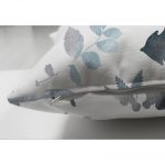 - Suet-K-3040-2 - Realhomes  Çift Taraflı Beyaz Zeminli Geyik ve Yaprak Motifleri Dijital Baskılı Süet Yastık Kırlent Kılıfı Realhomes