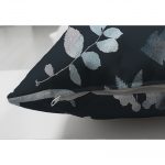 Çift Taraflı Lacivert Zeminde Geyik ve Yaprak Motifleri Dijital Baskılı Süet Kırlent Kılıfı Realhomes