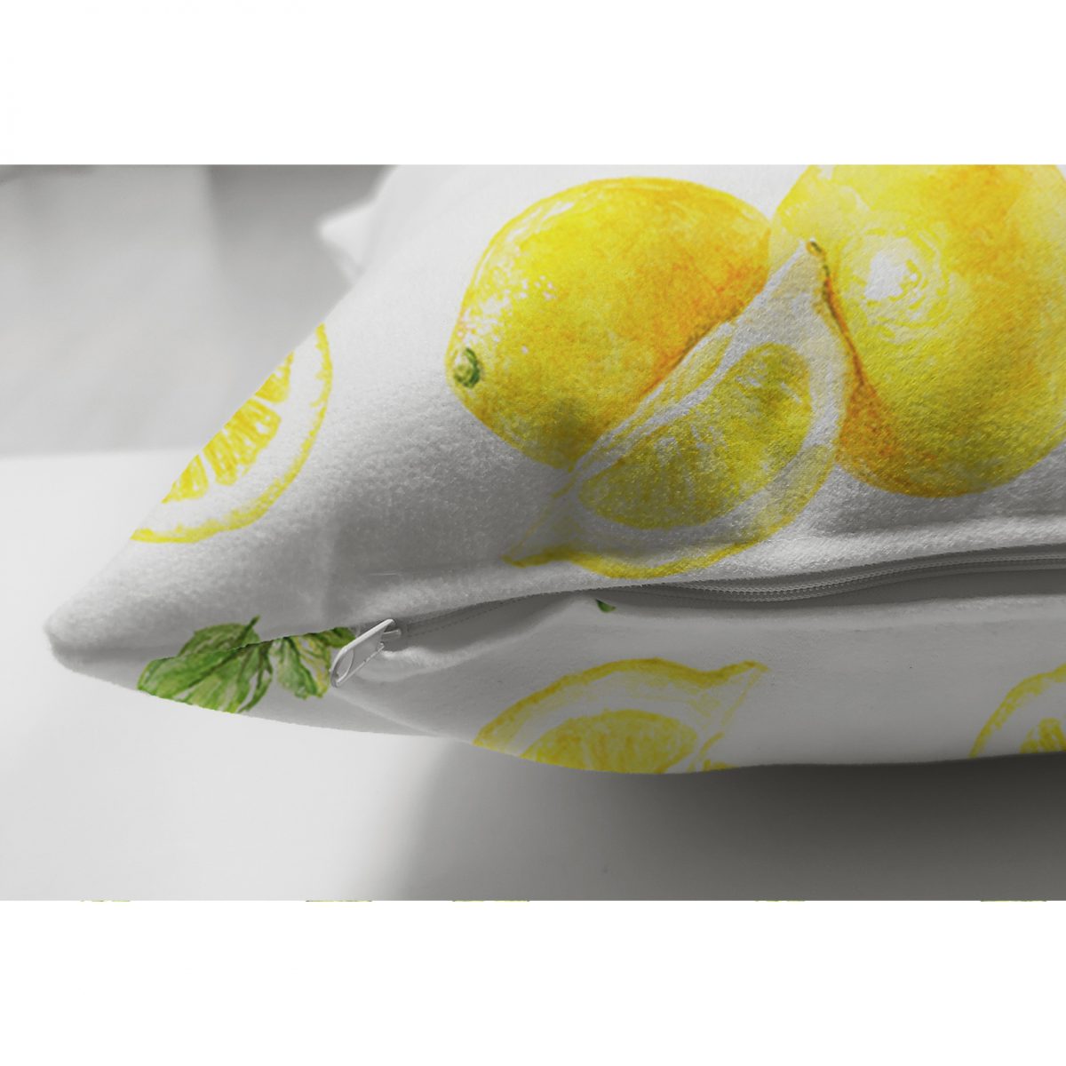 Çift Taraflı Beyaz Zeminde Limonlar Desenli Dijital Baskılı Süet Yastık Kırlent Kılıfı Realhomes