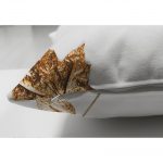 - Suet-K-3180-2 - Realhomes  Çift Taraflı 3D Altın Renkli Yapraklar Desenli Dekoratif Süet Yastık Kırlent Kılıfı Realhomes