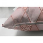 - Suet-K-3212-2 - Realhomes  Çift Taraflı Pudra Renkli Üçgen Zeminli Modern Süet Yastık Kırlent Kılıfı Realhomes