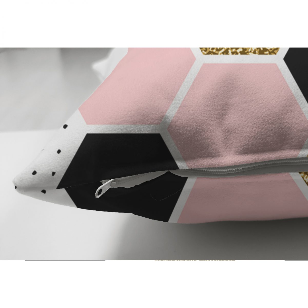 Çift Taraflı Geometrik Petek Desenli Altın Detaylı Modern Süet Yastık Kırlent Kılıfı Realhomes
