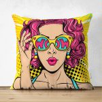 - Suet-K-3285 - Realhomes Sarı Zeminli Pop Art Girl Desenli Çift Taraflı Dekoratif Süet Yastık Kırlent Kılıfı Realhomes