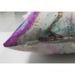 - Suet-K-3910-2 - Realhomes Realhomes Çift Taraflı Sulu Boya Desenli Özel Tasarım Dijital Baskılı Modern Süet Yastık Kılıfı Realhomes