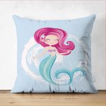 - Suet-K-4318m - Realhomes  Çift Taraflı Mavi Zeminde Denizkızı Desenli Dijital Baskılı Çocuk Odası Süet Yastık Kırlent Kılıfı Realhomes