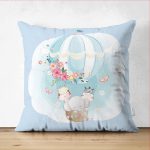 - Suet-K-4320m - Realhomes  Çift Taraflı Mavi Zeminde Uçan Balon Desenli Dijital Baskılı Çocuk Odası Süet Yastık Kırlent Kılıfı Realhomes