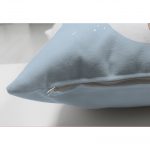 - Suet-K-4320m-2 - Realhomes  Çift Taraflı Mavi Zeminde Uçan Balon Desenli Dijital Baskılı Çocuk Odası Süet Yastık Kırlent Kılıfı Realhomes