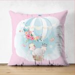 - Suet-K-4320p - Realhomes  Çift Taraflı Pembe Zeminde Uçan Balon Desenli Dijital Baskılı Çocuk Odası Süet Yastık Kılıfı Realhomes