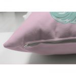 - Suet-K-4331p-2 - Realhomes Çift Taraflı Pembe Zeminde Denizkızı Tasarımlı Dijital Baskılı Çocuk Odası Süet Yastık Kılıfı Realhomes