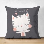 - Suet-K-4350 - Realhomes Çift Taraflı Sevimli Kedicik Desenli Çocuk Odası Süet Yastık Kırlent Kılıfı Realhomes