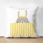 - Suet-K-4374 - Realhomes Çift Taraflı Beyaz Zeminde Gri Sarı Ayıcık Motifli Bebek Odası Süet Yastık Kırlent Kılıfı Realhomes