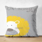 - Suet-K-4381g - Realhomes Çift Taraflı Gri Zeminde Hungry Aslan Motifli Dijital Baskılı Bebek Odası Süet Kırlent Kılıfı Realhomes