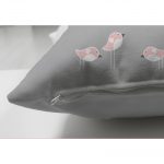 - Suet-K-4391g-2 - Realhomes Çift Taraflı Gri Zeminde Ayıcık Bebek Odası Süet Yastık Kırlent Kılıfı Realhomes