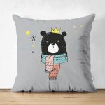 - Suet-K-4419 - Realhomes Çift Taraflı Gri Zeminde Atkılı Ayıcık Desenli Bebek Odası Süet Yastık Kırlent Kılıfı Realhomes