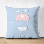 Çift Taraflı Mavi Zeminde Uçan Balon Desenli Bebek Odası Süet Yastık Kırlent Kılıfı Realhomes