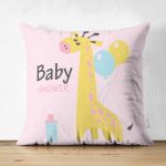 - Suet-K-4475 - Realhomes Çift Taraflı Pembe Zeminde Balon ve Zürafa Desenli Özel Tasarım Bebek Odası Süet Kırlent Kılıfı Realhomes