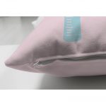 - Suet-K-4475-2 - Realhomes Çift Taraflı Pembe Zeminde Balon ve Zürafa Desenli Özel Tasarım Bebek Odası Süet Kırlent Kılıfı Realhomes