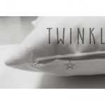 - Suet-K-4502-2 - Realhomes Çift Taraflı Beyaz Zeminde Ay ve Bulut Desenli Bebek Odası Süet Yastık Kırlent Kılıfı Realhomes