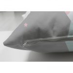 - Suet-K-4565-2 - Realhomes  Çift Taraflı Gri Zeminli Sevimli Geyik Tasarımlı Bebek Odası Süet Yastık Kırlent Kılıfı Realhomes