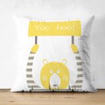 - Suet-K-4582 - Realhomes Çift Taraflı Beyaz Zeminde Ayıcık Motifli Dijital Baskılı Çocuk Odası Süet Yastık Kırlent Kılıfı Realhomes