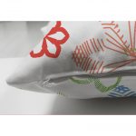 - Suet-K-4830-2 - Realhomes Realhomes Çift Taraflı Beyaz Zeminli Rengarenk Çiçekler Dijital Baskılı Modern Süet Yastık Kılıfı Realhomes