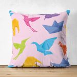- Suet-K-4833 - Realhomes Realhomes Çift Taraflı Pembe Zeminli Origami Sanatı Dijital Baskılı Modern Süet Yastık Kılıfı Realhomes