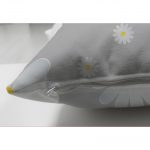 - Suet-K-4843-2 - Realhomes Realhomes Çift Taraflı Papatya Desenli Dijital Baskılı Modern Süet Yastık Kılıfı Realhomes