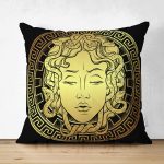 - Suet-K-5034 - Realhomes Realhomes Çift Taraflı Özel Tasarım Siyah Zeminde Gold Medusa Dekoratif Süet Kırlent Kılıfı Realhomes