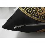 - Suet-K-5034-2 - Realhomes Realhomes Çift Taraflı Özel Tasarım Siyah Zeminde Gold Medusa Dekoratif Süet Kırlent Kılıfı Realhomes
