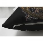 - Suet-K-5049-2 - Realhomes Gold Çerçeve İçerisinde Gül Kuru Kafa Motifli Çift Taraflı Dekoratif Süet Kırlent Kılıfı Realhomes