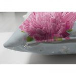 - Suet-K-5114-2 - Realhomes  Mavi Zeminde Fuşya Beyaz Ortanca Çiçeği Çift Taraflı Dijital Baskılı Süet Kırlent Kılıfı Realhomes