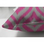 - Suet-K-5116kolaj-2 - Realhomes Çift Taraflı Özel Tasarım Gri Zeminde Fuşya İkat Desenli Dijital Baskılı Süet Yastık Kırlent Kılıfı Realhomes