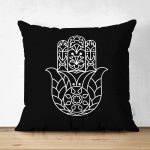 - Suet-K-5210 - Realhomes Çift Taraflı Siyaz Zeminde Beyaz Fatma Ana Eli Motifli Süet Kırlent Kılıfı Realhomes