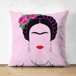 - Suet-K-5211 - Realhomes Pembe Zeminde Kahlo Frida Çift Taraflı Dijital Baskılı Süet Kırlent Kılıfı Realhomes