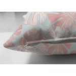 Renkli Zemin Üzerinde Tropikal Pembe Beyaz Yaprak Desenli Çift Taraflı Süet Kırlent Kılıfı Realhomes