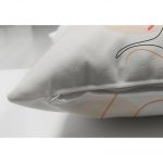 - Suet-K-5374-2 - Realhomes  Kırmızı Şeritli Portre Çizimli Çift Taraflı Özel Tasarımlı Modern Süet Kırlent Kılıfı Realhomes