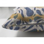 - Suet-K-5391-2 - Realhomes Gri Zeminde Dalgalı Çizgiler Üzerinde Damla Motifli Çift Taraflı Süet Kırlent Kılıfı Realhomes