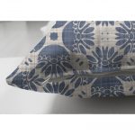 - Suet-K-5402-2 - Realhomes Gri Zemin Üzerinde Lacivert Soyut Çift Taraflı Dijital Baskılı Dekoratif Süet Yastık Kılıfı Realhomes