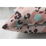 - Suet-K-5419-2 - Realhomes  Çift Taraflı Pembe Zeminde Siyah Leopar Dijital Baskılı Dekoratif Süet Kırlent Kılıfı Realhomes