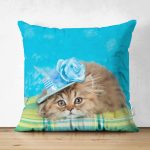 - Suet-K-5612 - Realhomes Çift Taraflı Mavi Şapkalı Kedi Desenli Modern Süet Kırlent Kılıfı Realhomes