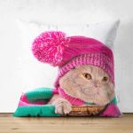 - Suet-K-5613 - Realhomes Çift Taraflı Sepet İçinde Pembe Şapkalı Sevimli Kedicik Dekoratif Süet Kırlent Kılıfı Realhomes