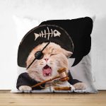 Korsan Giysili Sarı Kedi Dekoratif Çift Taraflı Süet Kırlent Kılıfı Realhomes