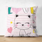 - Suet-K-5716 - Realhomes  Çift Taraflı Pembe Çizgili Zeminde Sweet Cat Tasarımlı Süet Yastık Kılıfı Realhomes