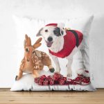 - Suet-K-5733 - Realhomes  Çift Taraflı Yılbaşı Kıyafetli Köpek Desenli Dijital Baskılı Modern Süet Yastık Kırlent Kılıfı Realhomes