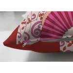 - Suet-K-5802-2 - Realhomes Çift Taraflı Kırmızı Zeminli Pembe Yelpazeli Japon Kız Dijital Baskılı Dekoratif Süet Yastık Kılıfı Realhomes