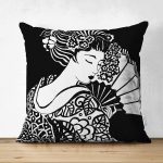 - Suet-K-5805 - Realhomes Çift Taraflı Siyah Zeminde Gri Japon Kız Motifli Dekoratif Süet Kırlent Kılıfı Realhomes