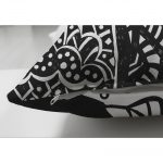 - Suet-K-5805-2 - Realhomes Çift Taraflı Siyah Zeminde Gri Japon Kız Motifli Dekoratif Süet Kırlent Kılıfı Realhomes