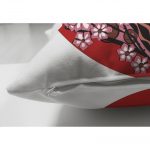 - Suet-K-5807-2 - Realhomes  Çift Taraflı Beyaz ve Kırmızı Zeminde Papatya Tasarımlı Japon Kız Modern Süet Kırlent Kılıfı Realhomes